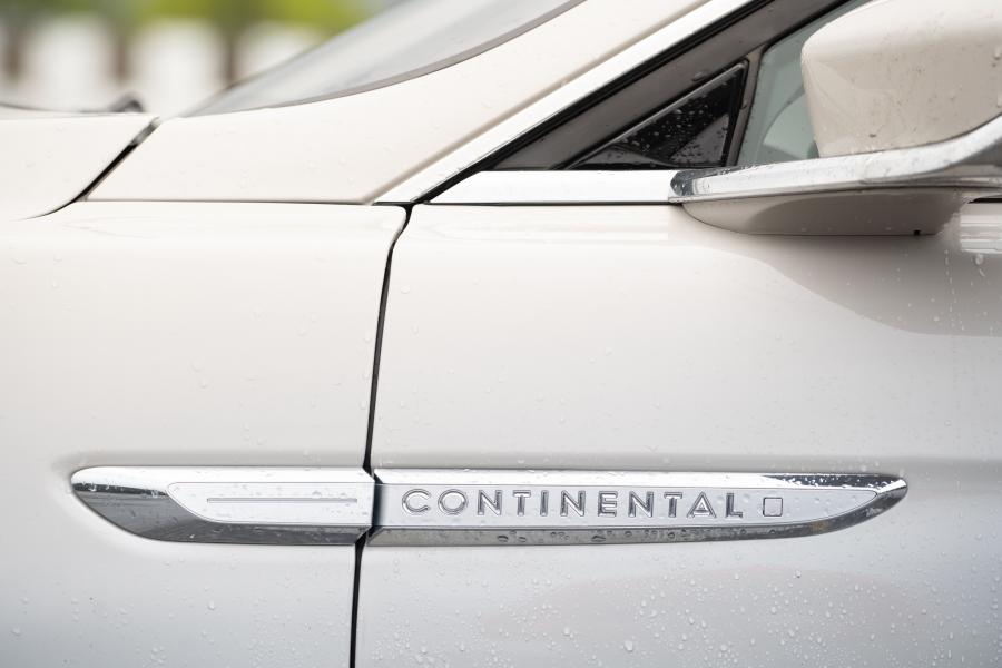 Детали интерьера Lincoln Continental 2016 года  (фото 11 из 19)